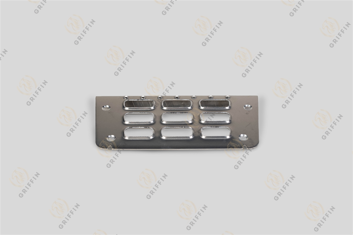 GK124462 Накладка на подножку с крылом L/R V FM 2V Volvo